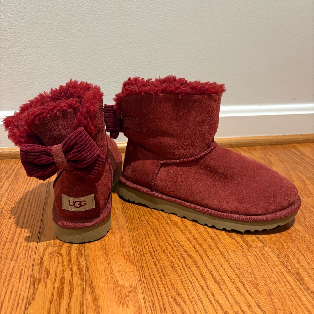 UGG Women’s Mini Bailey Corduroy Bow Suede Boots Red Sz 7